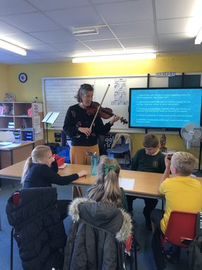 A musical marine workshop at a school